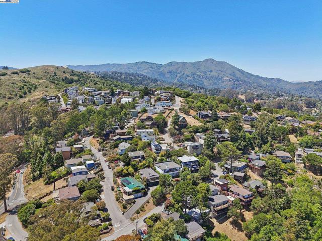 1218 Lattie Ln, Mill Valley CA: https://media.crmls.org/mediaz/c1e172fc-91a4-4ff3-b9ea-a19942bd2b0e.jpg