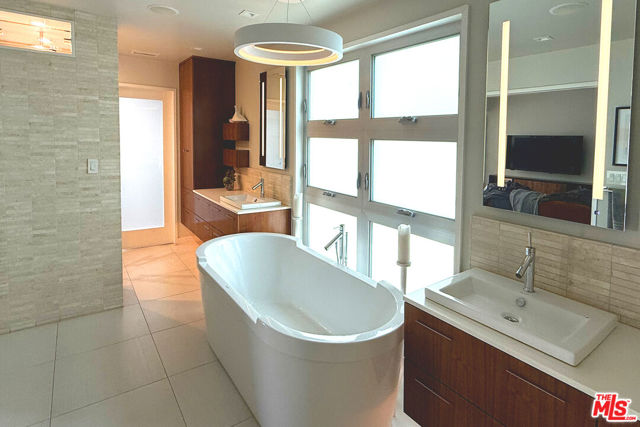 11575 Dona Dorotea Drive, Studio City CA: https://media.crmls.org/mediaz/c1e26ac4-f461-4435-8588-f3fdcd910c92.jpg