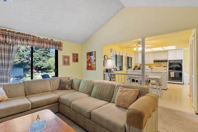 3803 Cheshire Ct, Pleasanton CA: https://media.crmls.org/mediaz/c1e40e6d-d079-4cd3-9a0e-b996020a8013.jpg
