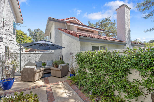 979 Quarterhorse Lane, Oak Park CA: https://media.crmls.org/mediaz/c1e51f0c-63d8-4b37-9fbd-f1861e1e2637.jpg