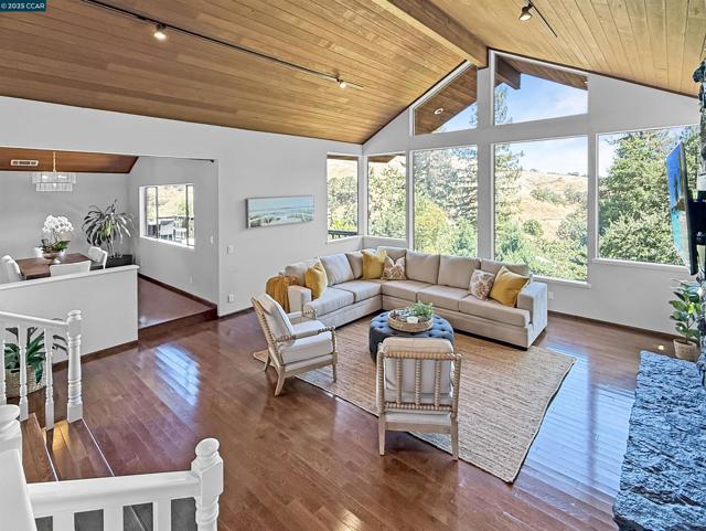 130 Hillcroft Way, Walnut Creek CA: https://media.crmls.org/mediaz/c1e55149-8aa1-4e0f-b4e8-26c3ca996db3.jpg