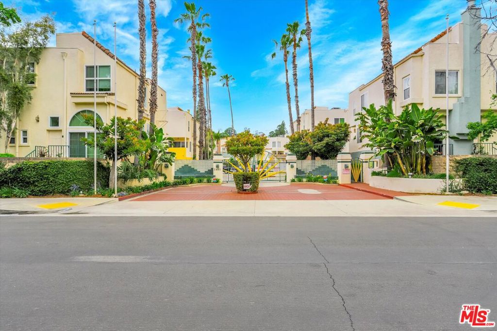 5455 Sylmar Avenue #501
