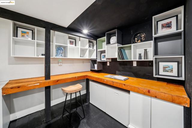 2760 Park Blvd, Oakland CA: https://media.crmls.org/mediaz/c1e735d0-58f2-4f0b-bfb8-4ed4efff7041.jpg