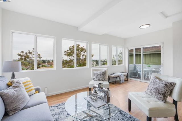 812 Washington Ave, Albany CA: https://media.crmls.org/mediaz/c1e7f9f2-1334-4b82-998b-94d447a69a8e.jpg