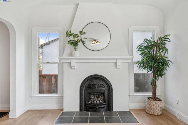 1827 Moreland Dr, Alameda CA: https://media.crmls.org/mediaz/c1e89a19-64e4-4bb4-86f6-420084ccc8bd.jpg