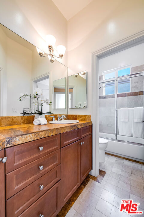 4125 W Hood Avenue, Burbank CA: https://media.crmls.org/mediaz/c1e8aab2-0d84-4ff7-81b1-d7983214b1b7.jpg