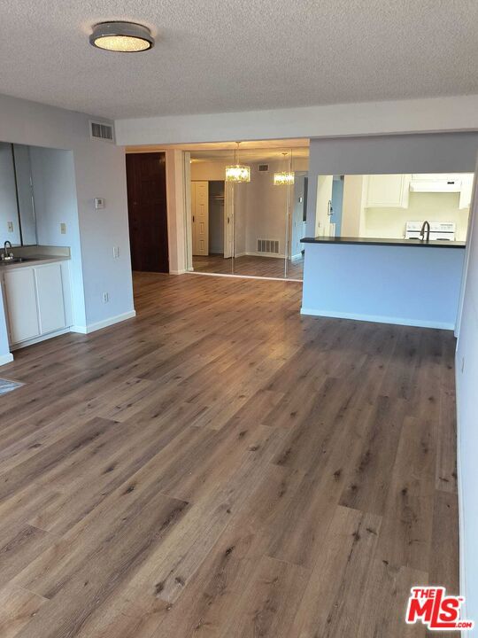 5334 N Lindley Avenue, Encino CA: https://media.crmls.org/mediaz/c1e8ba94-b6ed-47d8-965e-c994c37e8d4e.jpg