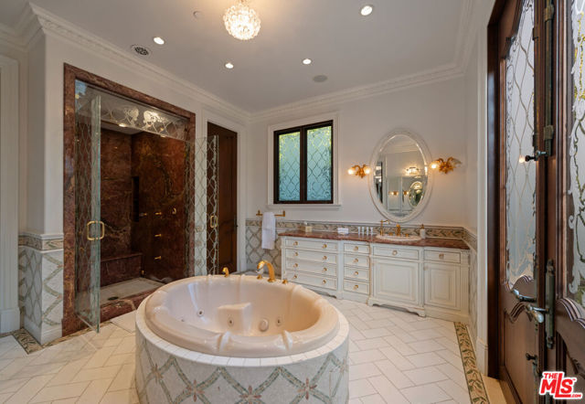 1021 N Crescent Drive, Beverly Hills CA: https://media.crmls.org/mediaz/c1eacf58-cadf-4dd1-96de-1cf100f0f3f4.jpg