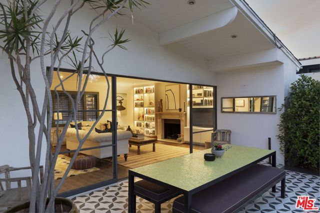 2500 Carman Crest Drive, Los Angeles CA: https://media.crmls.org/mediaz/c1eb1cc6-9dc4-44a2-b3a0-4dbe51ef4680.jpg