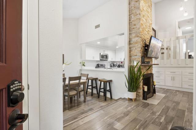 Detail Gallery Image 5 of 31 For 2352 Altisma Way #13,  Carlsbad,  CA 92009 - 2 Beds | 2 Baths