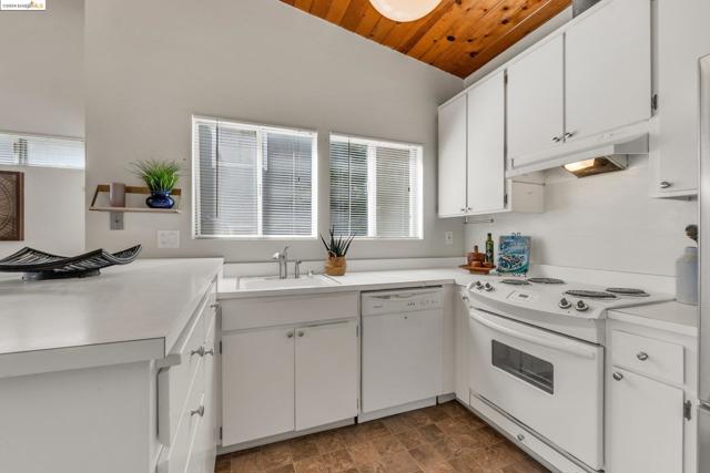 2001 Manzanita Dr, Oakland CA: https://media.crmls.org/mediaz/c1ec5398-591a-423f-9c42-7b6b3d525f6c.jpg
