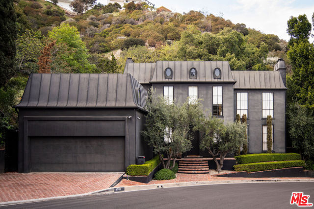 8817 Thrasher Avenue, Los Angeles CA: https://media.crmls.org/mediaz/c1eceb36-62ca-4985-b481-e642783d96e8.jpg