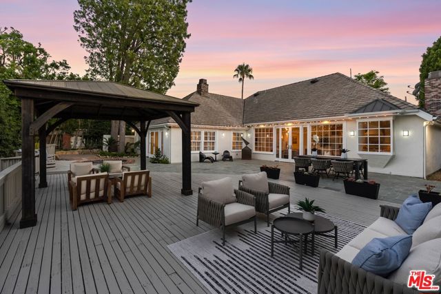 2596 Wallingford Drive, Beverly Hills CA: https://media.crmls.org/mediaz/c1ed9a36-2dc9-4bb2-869c-faa65d6c81bf.jpg