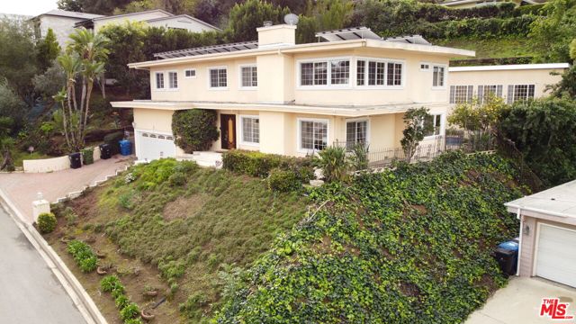 11502 Dona Teresa Drive, Studio City CA: https://media.crmls.org/mediaz/c1eec3ae-fd52-44cd-845e-af842cbd57cd.jpg