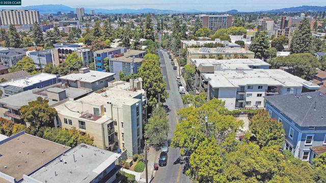 401 Monte Vista Ave, Oakland CA: https://media.crmls.org/mediaz/c1eeef84-6b64-4874-ad92-46880a5ee93d.jpg