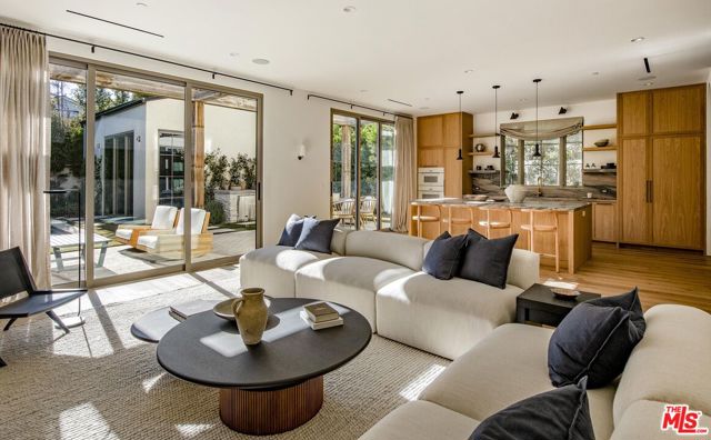 4209 Vantage Avenue, Studio City CA: https://media.crmls.org/mediaz/c1ef0241-ac31-4d3f-b3ec-df9eca38af64.jpg