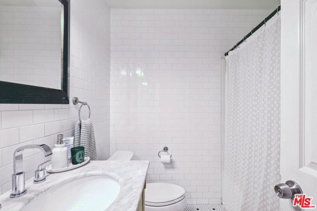 https://media.crmls.org/mediaz/c1ef992b-59d9-405b-8794-9b2ac78e9c2a.jpg?preset=X-Large