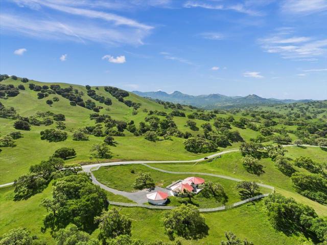 22500 Pacheco Pass Hwy,  CA: https://media.crmls.org/mediaz/c1efcf1c-1745-4859-b5ee-d8fa9988a0e7.jpg