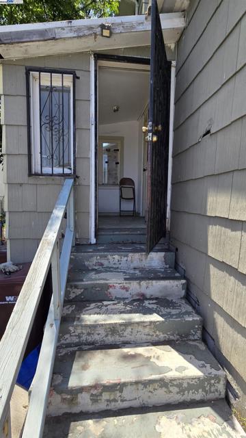 3020 E. 19th st, Oakland CA: https://media.crmls.org/mediaz/c1eff603-7378-4d29-ab37-6db89754d6df.jpg