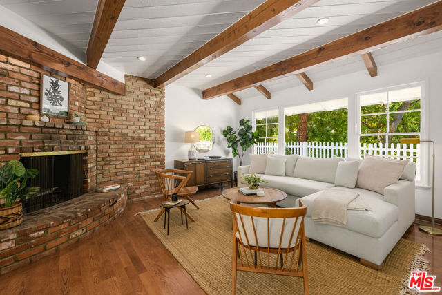 3856 Hayvenhurst Avenue, Encino CA: https://media.crmls.org/mediaz/c1f00044-cd2b-4aa0-bae8-c3824626e0e1.jpg
