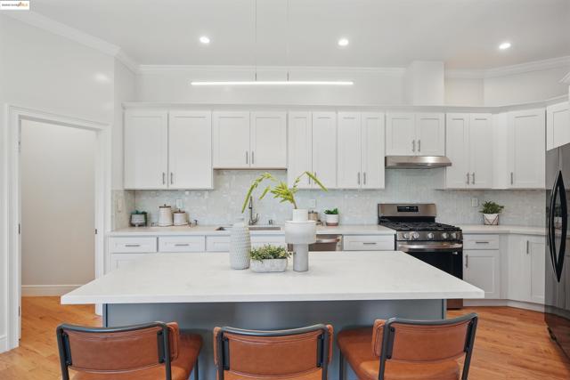 5915 Balboa Dr, Oakland CA: https://media.crmls.org/mediaz/c1f0520f-963a-45a6-a5ce-6cd2d5654c6f.jpg