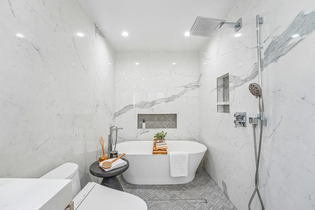 https://media.crmls.org/mediaz/c1f14cf1-567f-4b30-936c-d51acca810bd.jpg?preset=X-Large