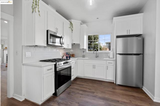 1641 E 20th Street, Oakland CA: https://media.crmls.org/mediaz/c1f1c485-3879-40b9-8f96-ab8270355e0a.jpg