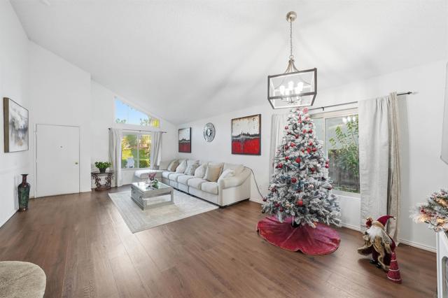 Detail Gallery Image 8 of 35 For 2327 Amber Ln, Escondido,  CA 92026 - 4 Beds | 3 Baths