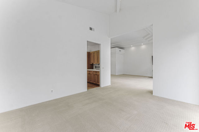 3516 Malibu Country Drive, Malibu CA: https://media.crmls.org/mediaz/c1f2b610-986a-4679-97ef-f742a7b44884.jpg