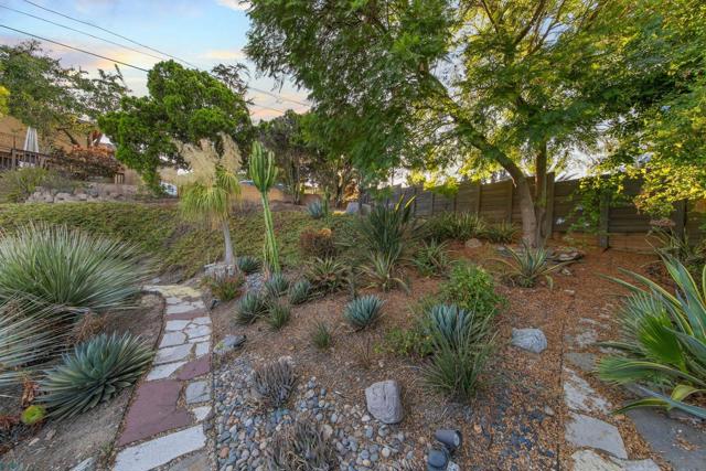 10164 Vivera Dr, La Mesa CA: https://media.crmls.org/mediaz/c1f31cad-bd71-419d-9af6-daf5f6cd396f.jpg
