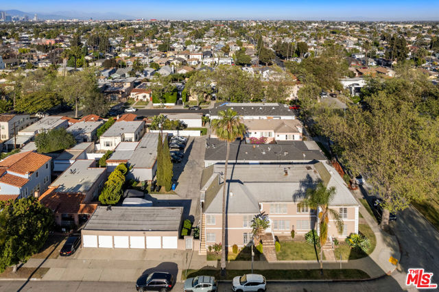 4196 5th Avenue, Los Angeles CA: https://media.crmls.org/mediaz/c1f3ee36-638c-4fc1-afc3-9b1d7c25b938.jpg