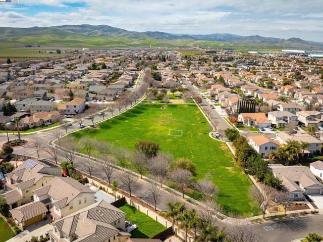 115 Lemon Blossom Ln, Patterson CA: https://media.crmls.org/mediaz/c1f4e7e9-c801-4db9-b7ce-b89a72cb631a.jpg
