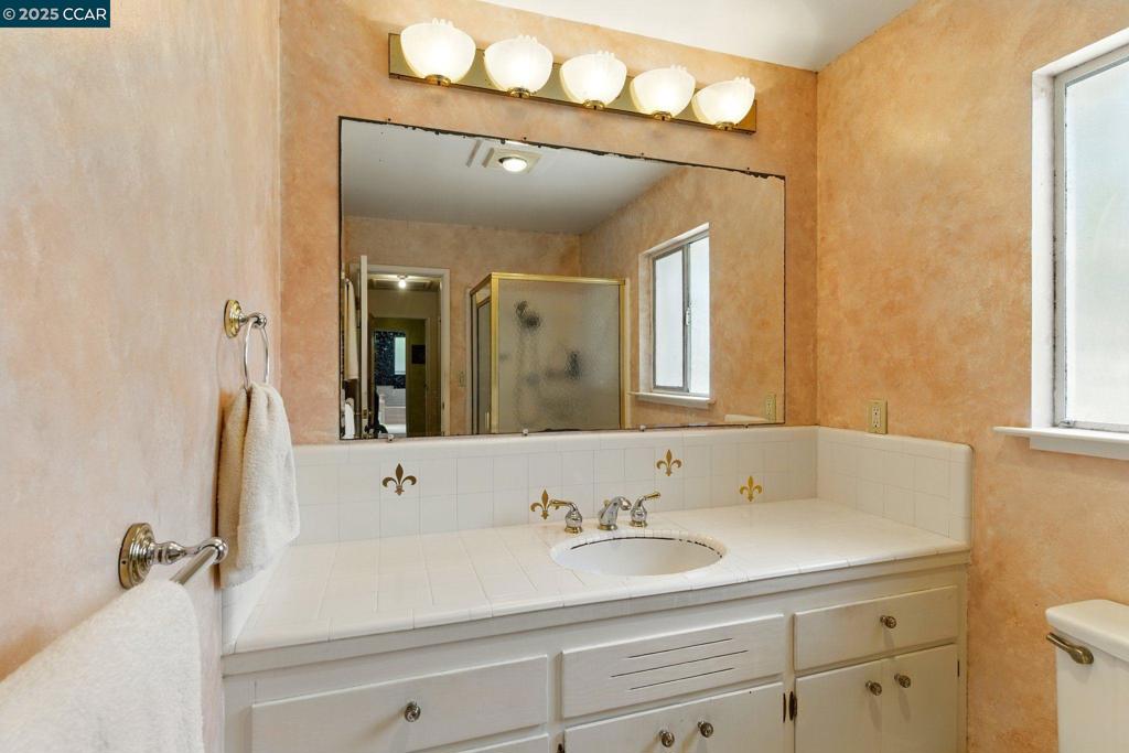 https://media.crmls.org/mediaz/c1f5d180-8424-474e-89fc-03707d3cf3ea.jpg?preset=X-Large