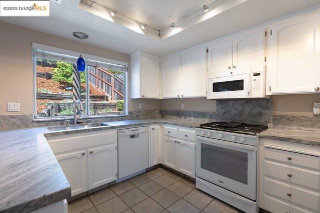 1003 Linda Vista Way, Rio Vista CA: https://media.crmls.org/mediaz/c1f6bca3-abe2-4b4f-9500-f9e120a2d9ca.jpg