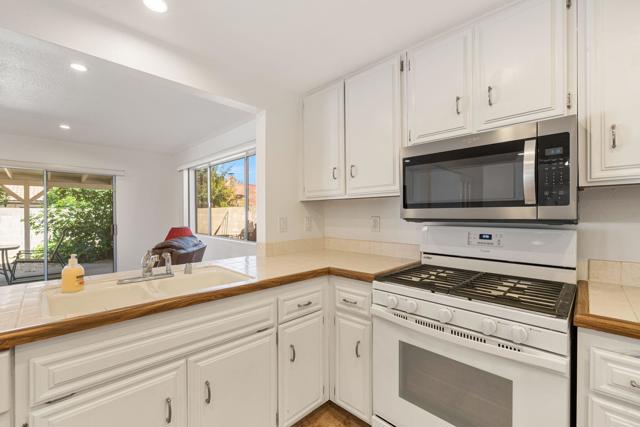 2050 Silver Oak Way, Hemet CA: https://media.crmls.org/mediaz/c1f6eaac-acd0-4b2d-98b2-bb2d2cffff7f.jpg