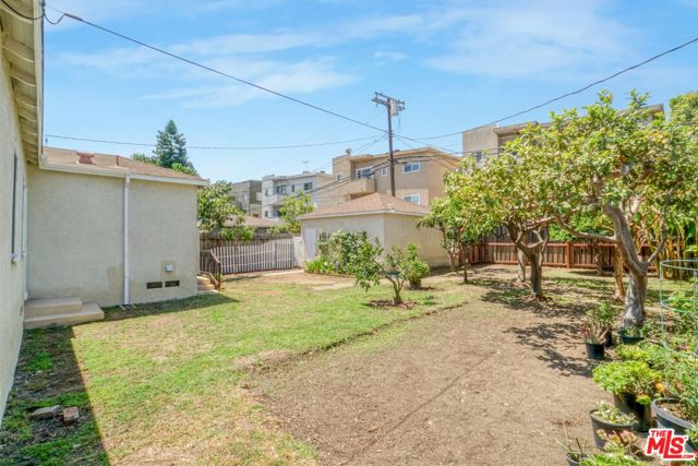2577 Wellesley Avenue, Los Angeles CA: https://media.crmls.org/mediaz/c1f7a58c-72fd-4a17-92bd-b49cc7d22733.jpg