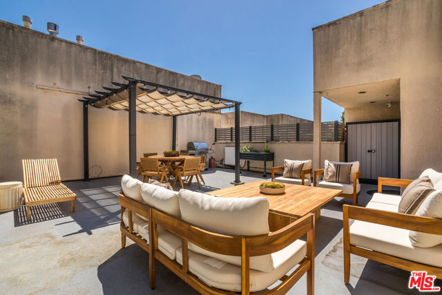 410 S Barrington Avenue, Los Angeles CA: https://media.crmls.org/mediaz/c1f7db1b-108b-40f8-acb3-b6040fb1bb50.jpg