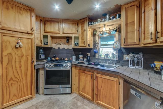Detail Gallery Image 9 of 34 For 1380 Oak Hill Dr #42,  Escondido,  CA 92026 - 3 Beds | 3 Baths