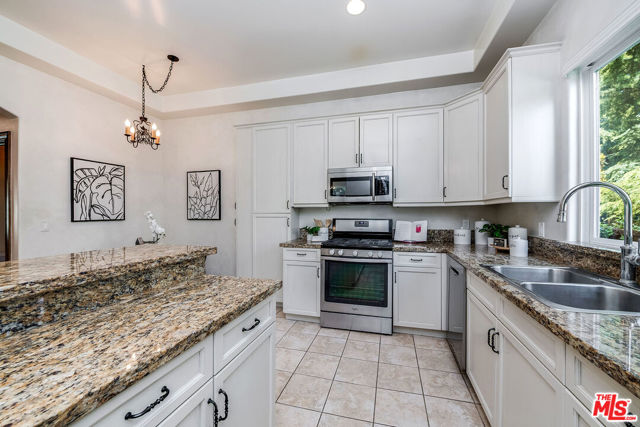 4125 W Hood Avenue, Burbank CA: https://media.crmls.org/mediaz/c1f9704d-6b5d-45c9-979a-d7518ac7c833.jpg
