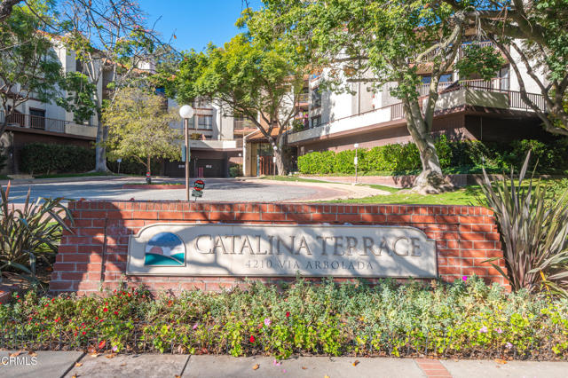 Detail Gallery Image 2 of 32 For 4210 via Arbolada #301,  Los Angeles,  CA 90042 - 2 Beds | 2 Baths