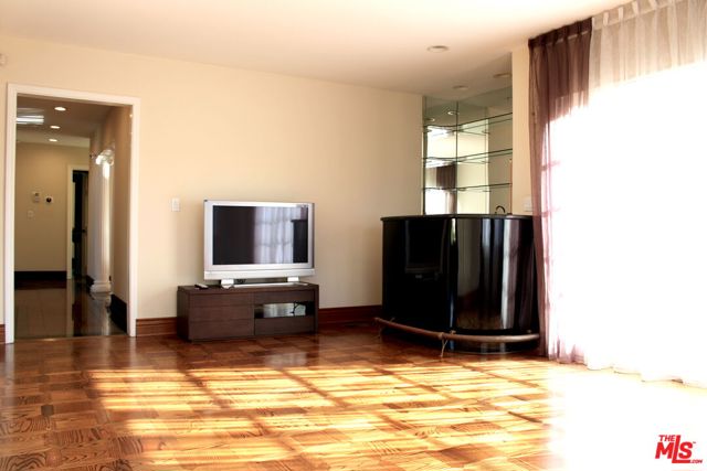 11502 Dona Teresa Drive, Studio City CA: https://media.crmls.org/mediaz/c1f9ec9d-ffe5-43f9-9eef-584dba87ab97.jpg