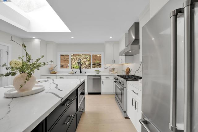 90 Upper Briar Road, Kentfield CA: https://media.crmls.org/mediaz/c1fa4d59-ee25-4a94-b318-ee7500a83464.jpg