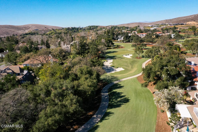 1725 Royal Saint George Drive, Westlake Village CA: https://media.crmls.org/mediaz/c1fb3585-0b1f-49f5-9d9c-cec7989e2566.jpg