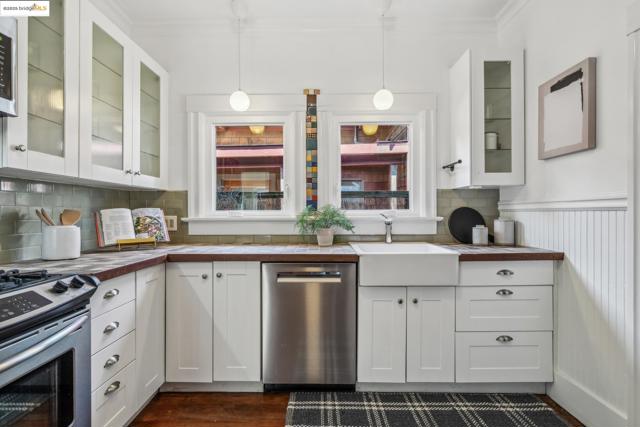 2705 Mathews St, Berkeley CA: https://media.crmls.org/mediaz/c1fbb74f-c794-4af0-b61a-41a04adc1b7b.jpg