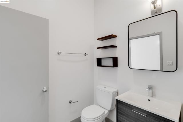 410 Webster St, Oakland CA: https://media.crmls.org/mediaz/c1fc6df8-673a-4bcc-a800-0b4abcf22541.jpg