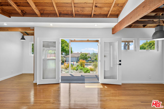 2121 Marine Street, Santa Monica CA: https://media.crmls.org/mediaz/c1fc7653-d7ee-4d2e-a7b7-002cd9401c84.jpg