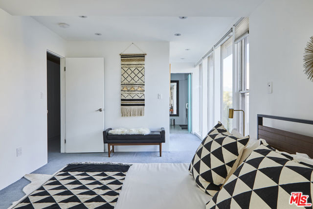 5515 Pacific Avenue, Marina del Rey CA: https://media.crmls.org/mediaz/c1fdb216-5eec-48b5-817b-5dc72a8e7376.jpg