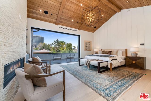 15907 Valley Vista Boulevard, Encino CA: https://media.crmls.org/mediaz/c1fe049e-7db0-4fe1-82dd-0a62cc61fe24.jpg