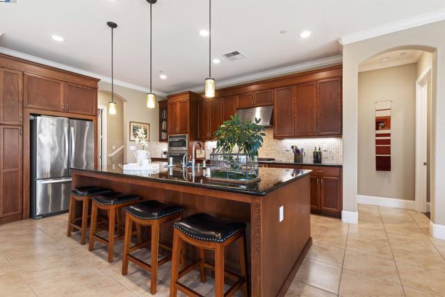 2062 Reserva Ct, Brentwood CA: https://media.crmls.org/mediaz/c1fe6fa2-94db-4147-9bbb-f1655a0413f3.jpg