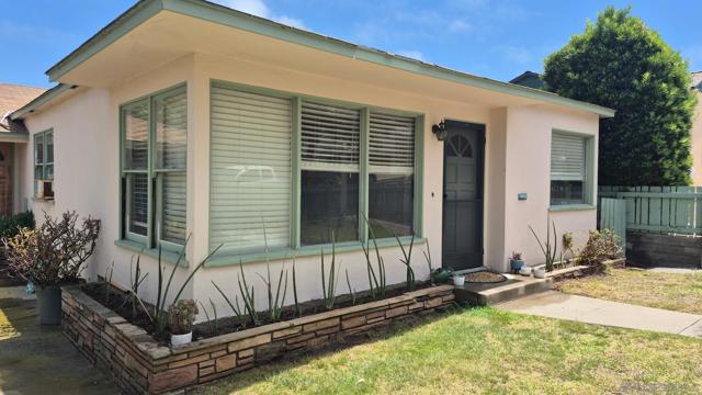 4660 Saratoga Ave, San Diego CA: https://media.crmls.org/mediaz/c200fb51-ef49-42e1-89ec-8200b6b0d24c.jpg